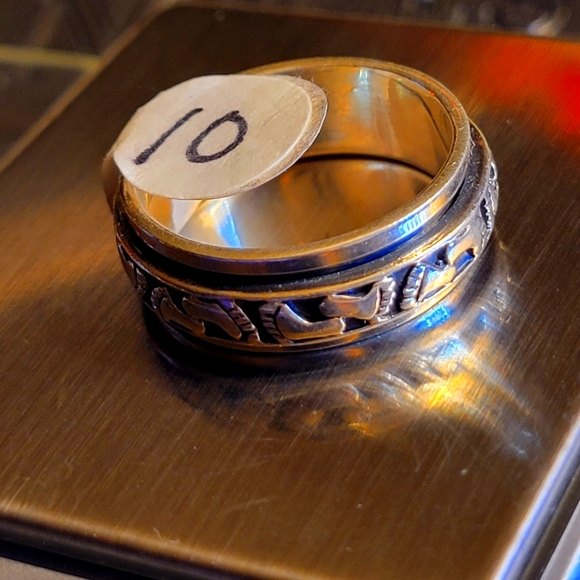 Solid 925 Sterling Silver Footprints Spinner Ring - Picture 1 of 1